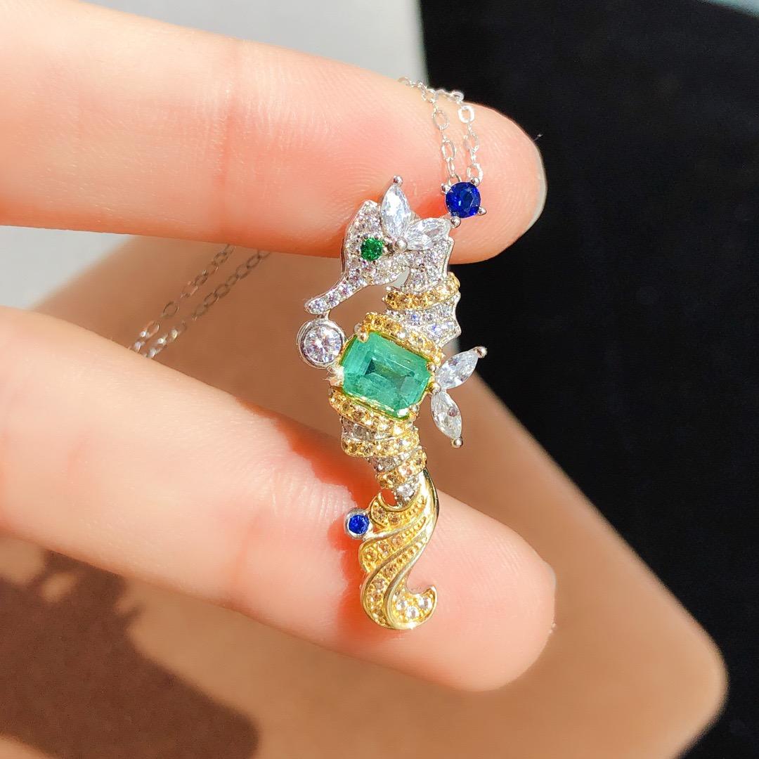 [DF]Enchanting Dual-tone S925 Silver Necklace with Emerald Gemstone Pendant - A Birthday Gift of Distinction