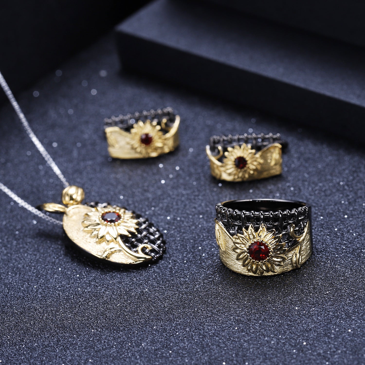 El colgante de diseño artesanal italiano es un colgante de collar de amatista natural de plata 925.