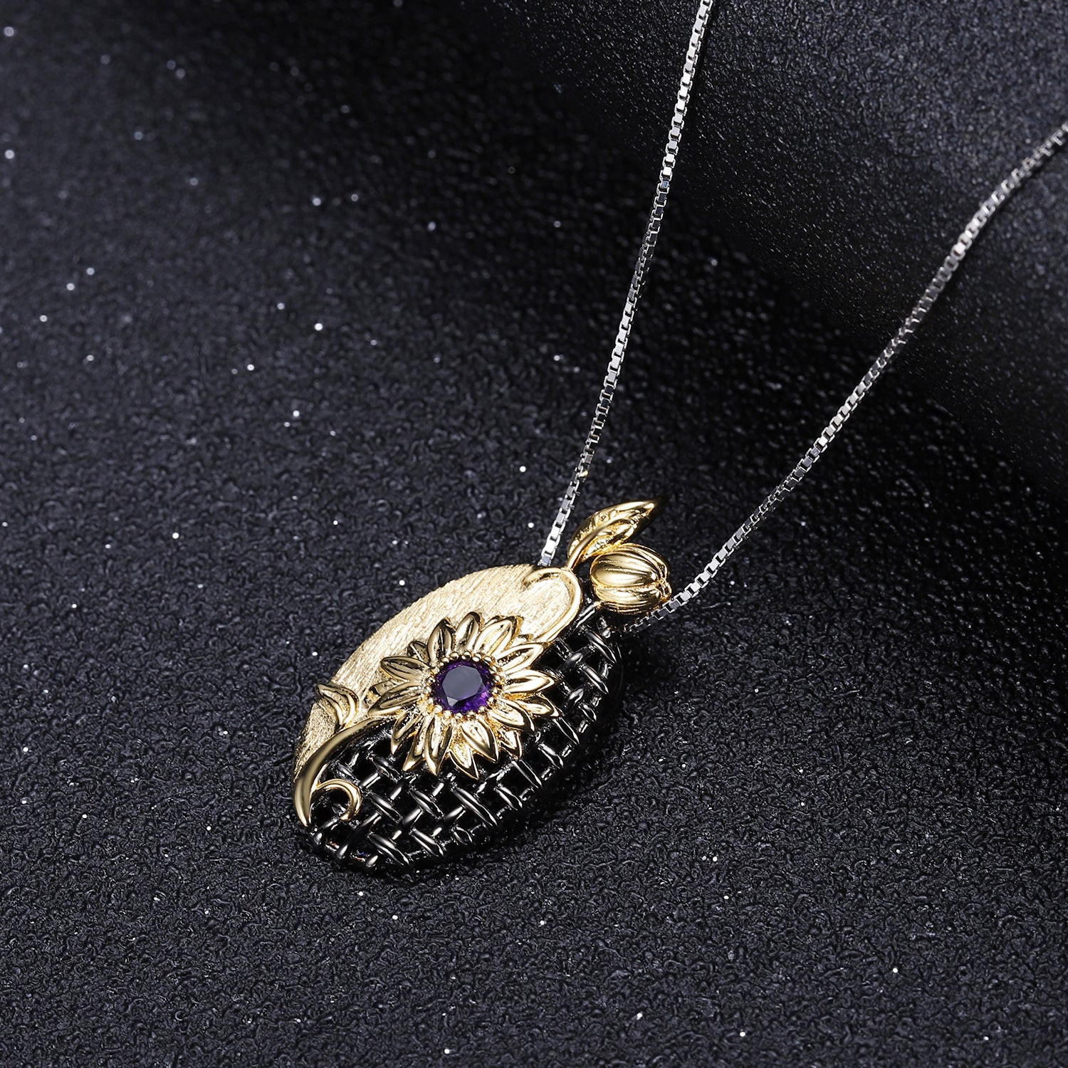 El colgante de diseño artesanal italiano es un colgante de collar de amatista natural de plata 925.