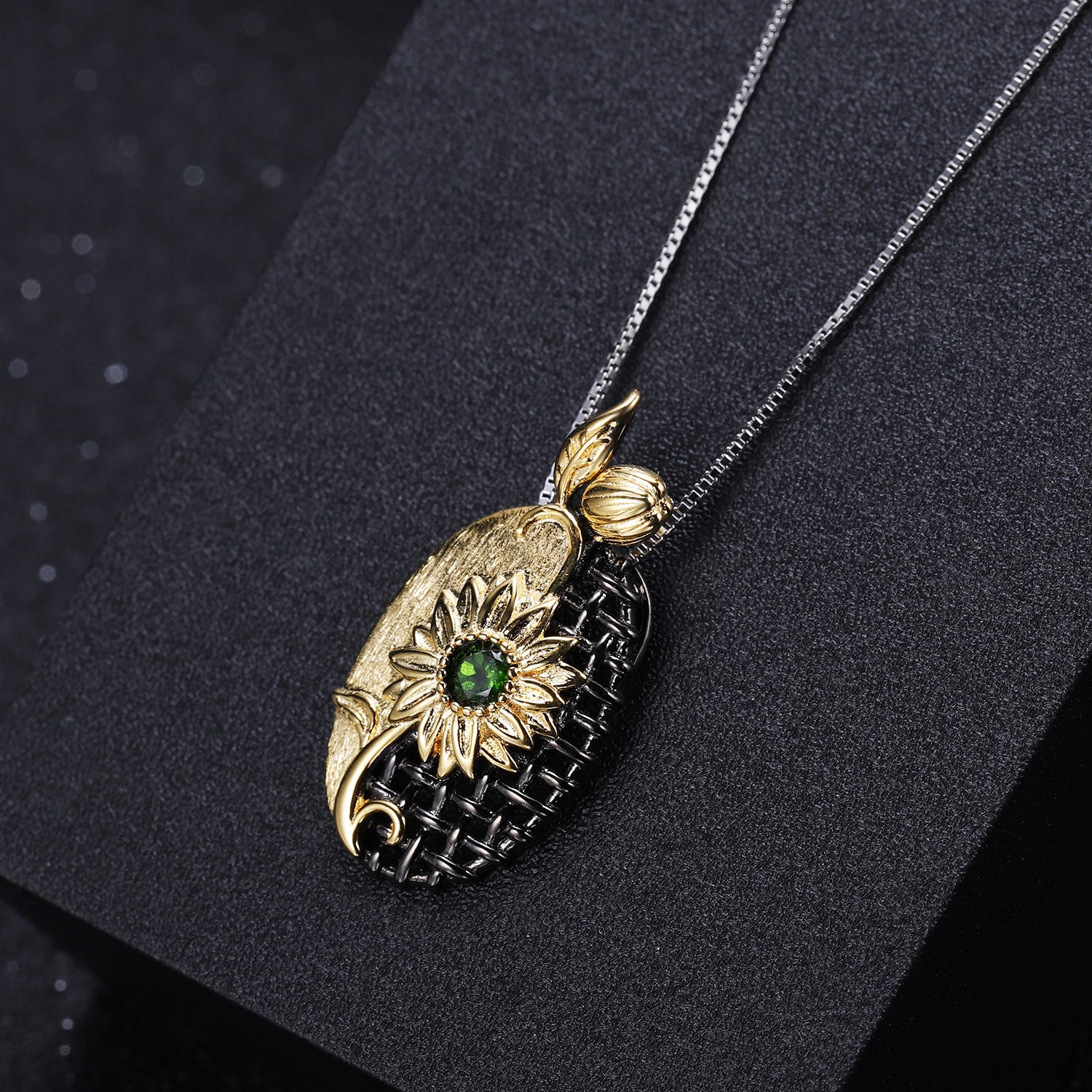 El colgante de diseño artesanal italiano es un colgante de collar de amatista natural de plata 925.