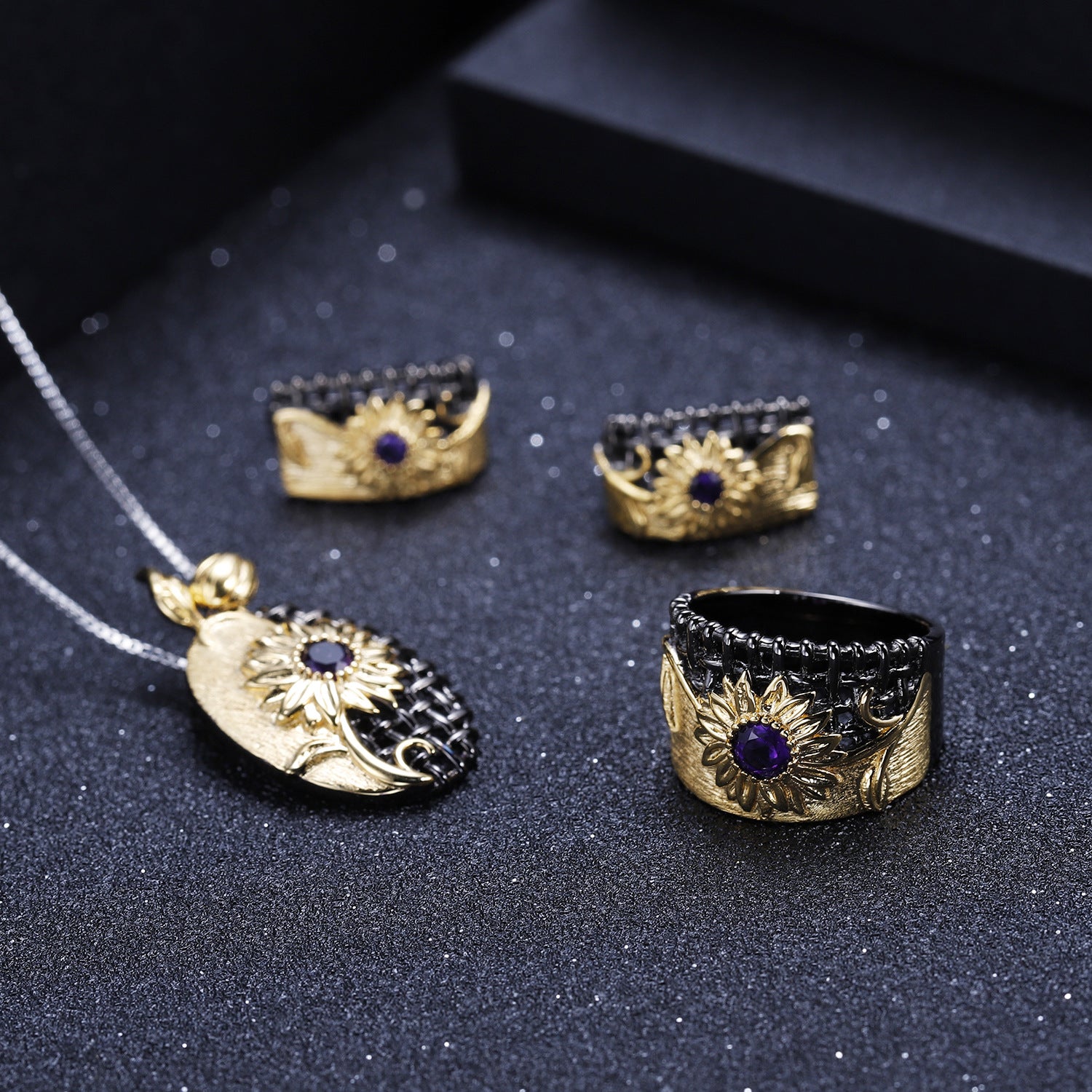 El colgante de diseño artesanal italiano es un colgante de collar de amatista natural de plata 925.