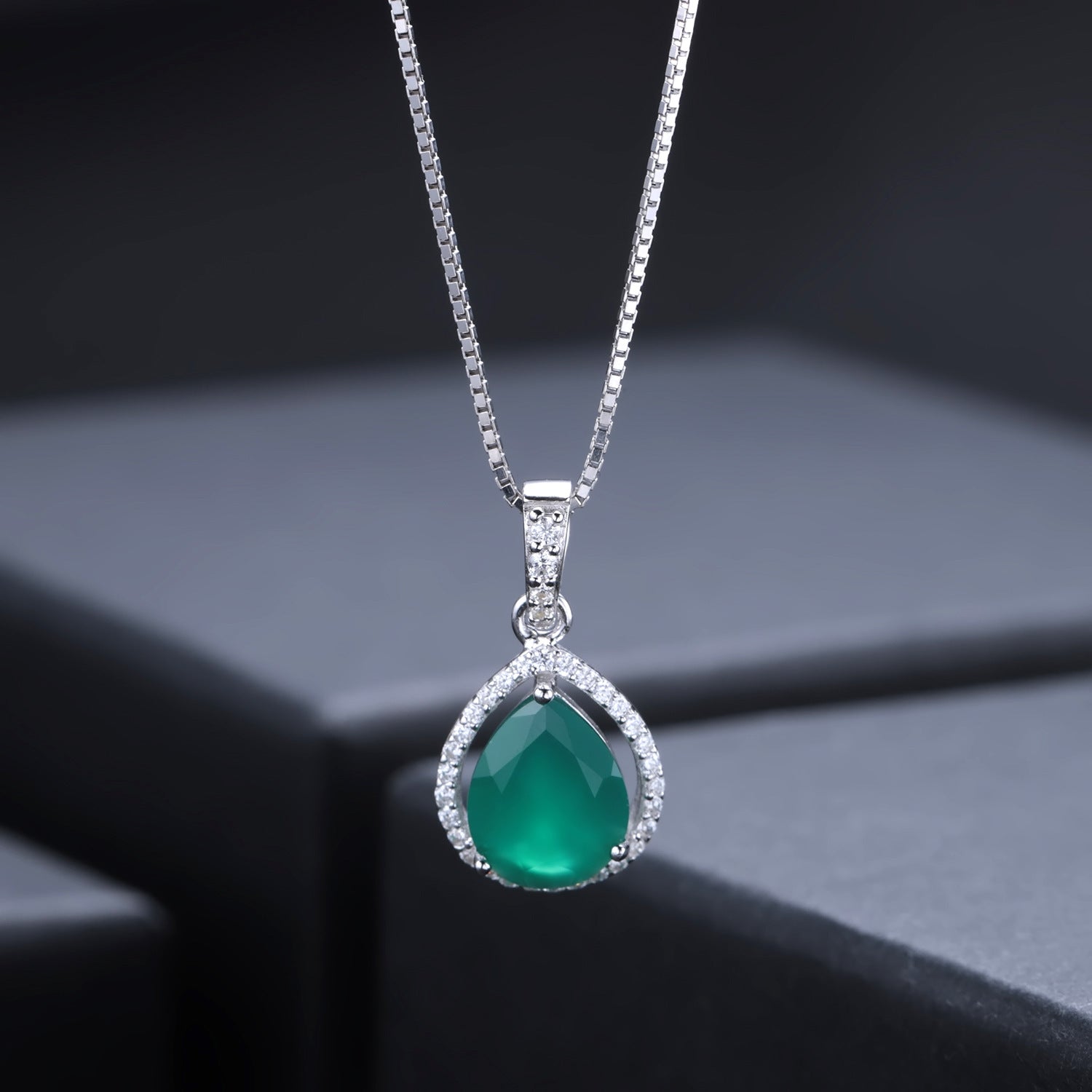 Colgante de ágata verde de plata pura de moda con un temperamento de lujo ligero rodeado de diamantes rotos incrustaciones de plata s925 colgante de collar de tesoro colorido