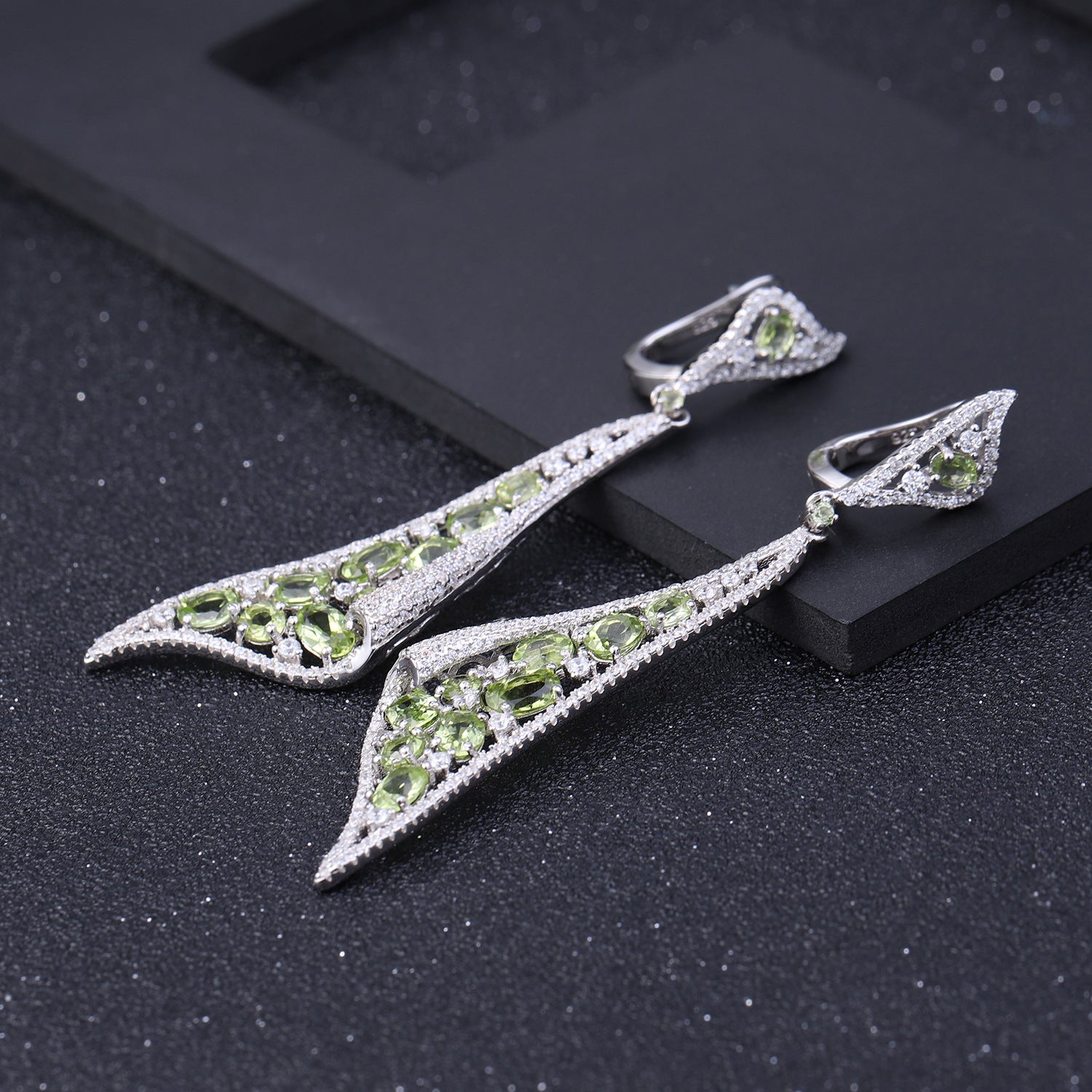 Boucles d'oreilles longues incrustées de pierres précieuses Boucles d'oreilles en argent 925 avec olivine naturelle