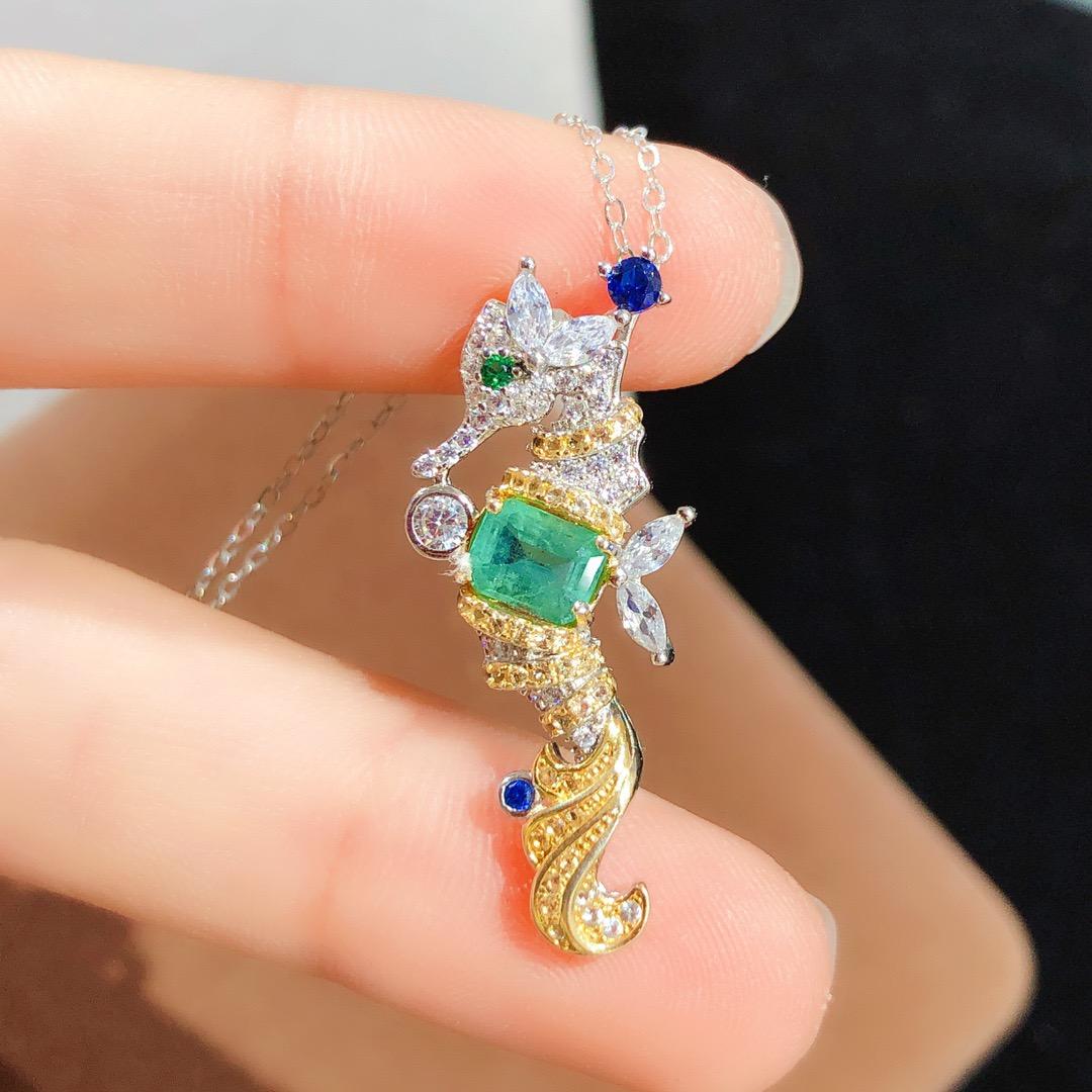 [DF]Enchanting Dual-tone S925 Silver Necklace with Emerald Gemstone Pendant - A Birthday Gift of Distinction